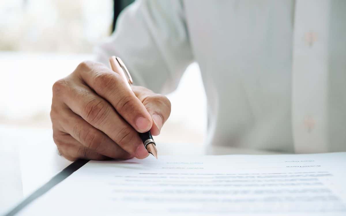 signing a contract to illustrate page on sales policies